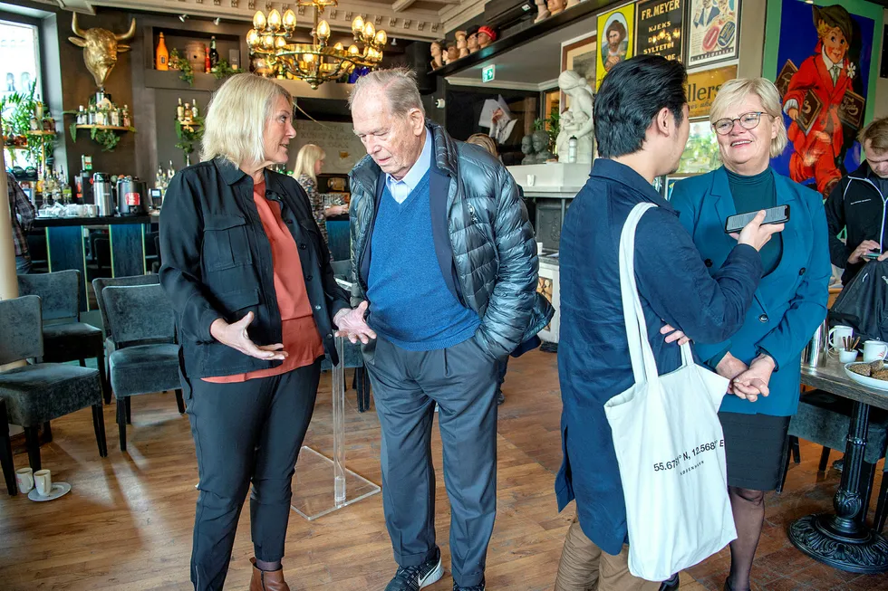 Civita-leder Kristin Clemet i samtale med Erling Lorentzen etter et Amazonas-frokostmøte på restauranten Christiania. Cicero-sjef Kristin Halvorsen til høyre.
