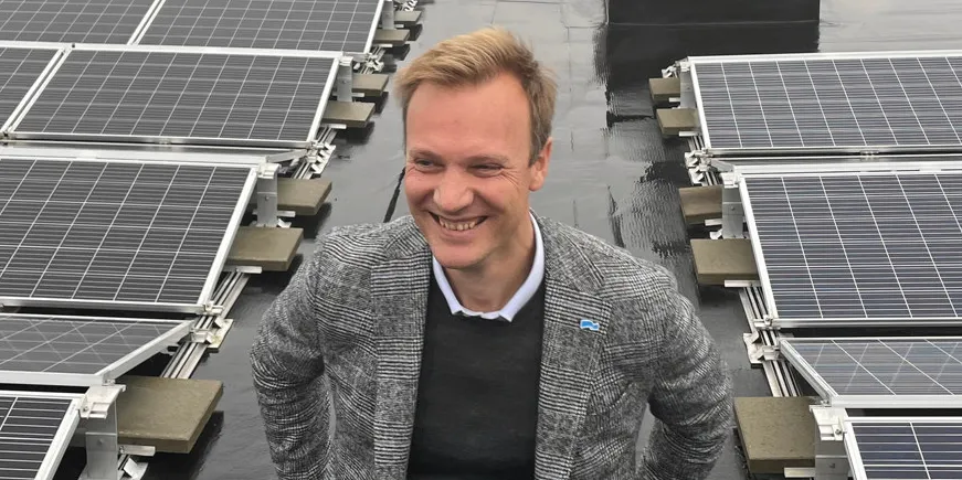 På bildet er Bård Ludvig Thorheim omgitt av solceller, men henvendelsen til finansministeren dreier seg om grunnrenteskatt på vindkraft.