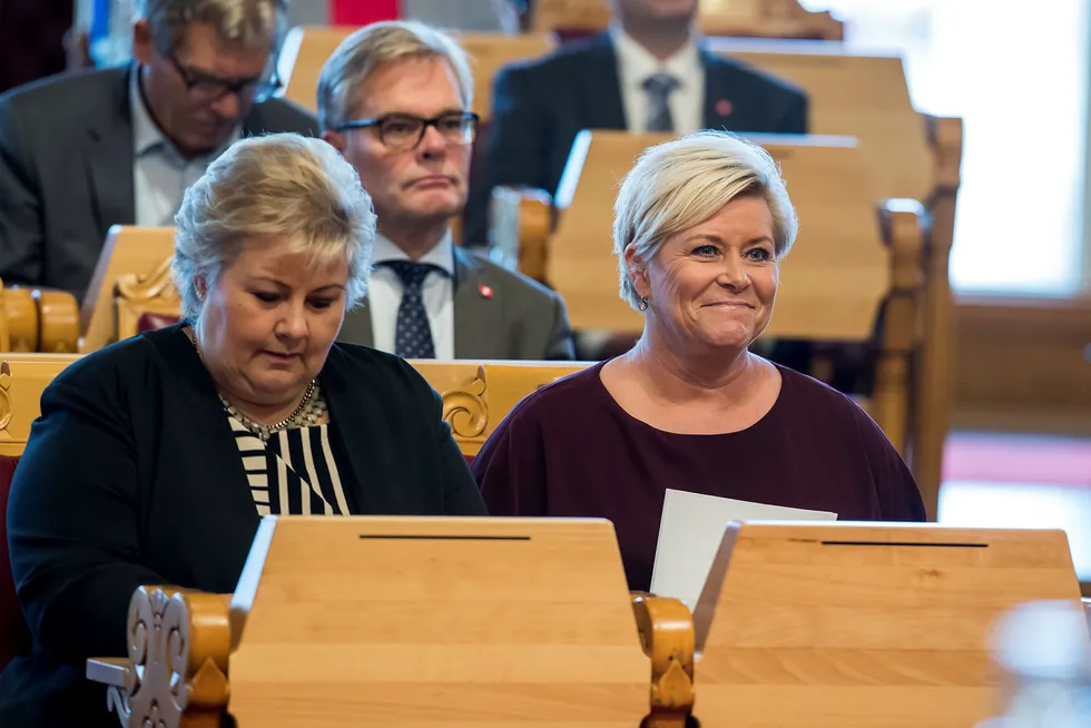 Statsminister Erna Solberg og finansminister Siv Jensen (Frp). Flere fra arbeider klassen går til Høyre og Frp. Foto: Junge, Heiko/NTB Scanpix