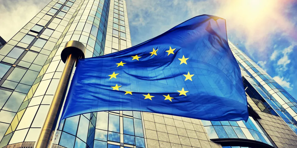 EU-flagget vaier i vinden fremfor EU-parlamentet i Brussel. Fra samme by har tre organisasjoner nå meldt inn sin bekymring om grunnrenteskatten i Norge.