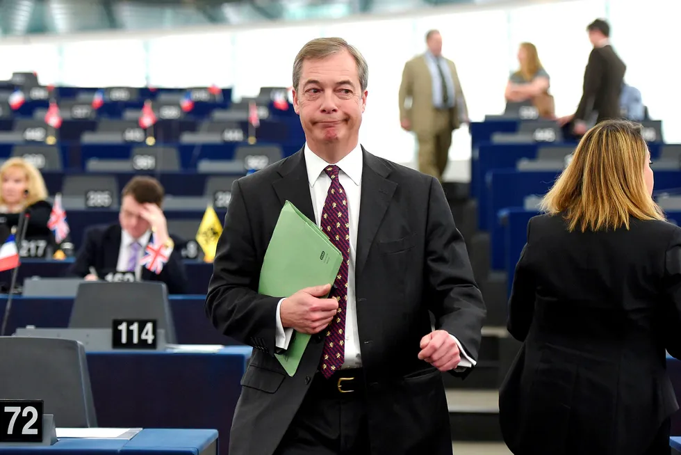 – Jeg ønsker ikke å være i politikken resten av mitt liv, sier Nigel Farage til BBC søndag.