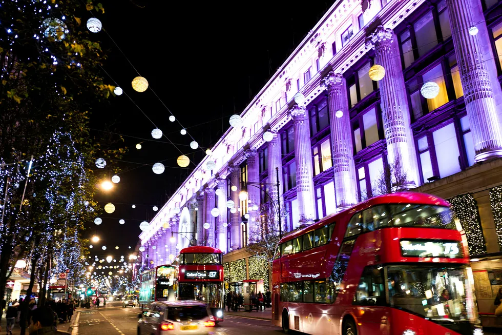 Visa, som håndterer en tredjedel av alle varekjøp i Storbritannia, mener julesalget kommer til å falle, for første gang på fem år. Her fra Oxford Street i London. Foto: Per Ståle Bugjerde