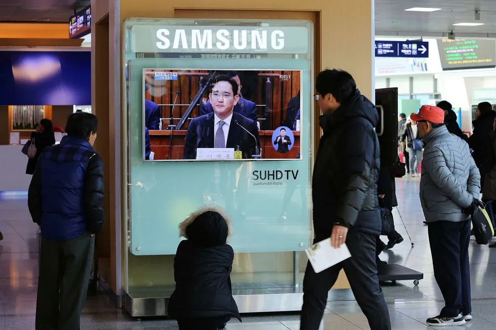 Samsung skal ha betalt over 160 millioner kroner til en stiftelse kontrollert av den sørkoreanske presidentens venninne, sponset en hest og foretatt andre overføringer. Samsungs-sjef Lee Jae-yong (på skjermen) har fått status som «mistenkt for bestikkelser». Foto: Ahn Young-joon/AP/NTB Scanpix