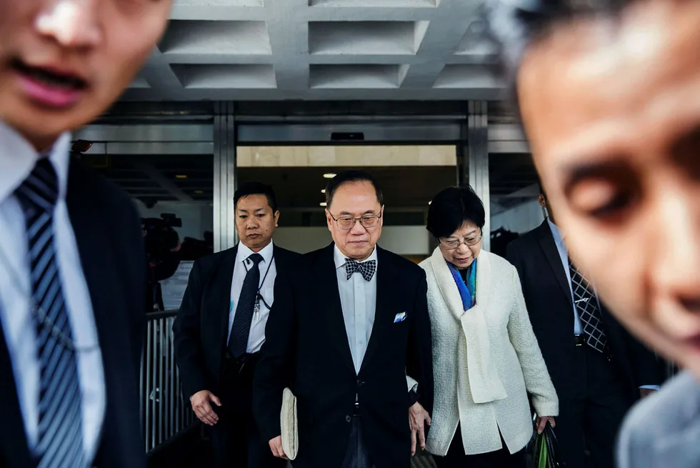 Hong Kongs tidligere toppsjef Donald Tsang er tiltalt for uredelighet i tjenesten og korrupsjon. Han risikerer 21 års fengsel. Her ankommer han retten sammen med sin kone Foto: ISAAC LAWRENCE/Afp/NTB scanpix