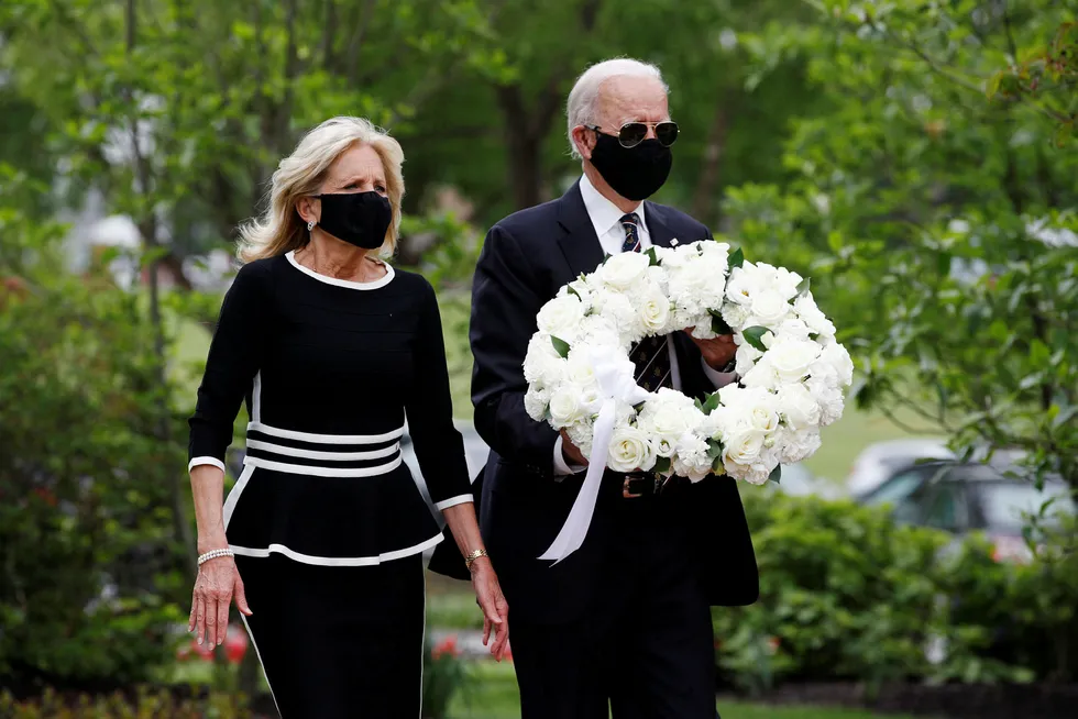 Joe og Jill Biden markerte Memorial Day med kransenedleggelse ved Delaware Memorial Bridge Veterans Memorial Park i New Castle.