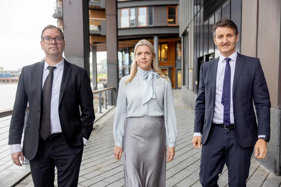 Sjeføkonom Marius Gonsholt Hov (fra venstre), makroøkonom Karine Alsvik og rente- og valutastrateg Nils Kristian Knudsen i Handelsbanken.