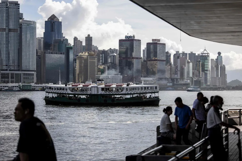 Hang Seng-indeksen ved Hongkong-børsen leder nedgangen i Asia ved inngangen til en ny uke med et fall på 1,4 prosent. Svakere enn ventet økonomisk aktivitet i Kina tynger. Her fra Victoria Harbour i Hong Kong.