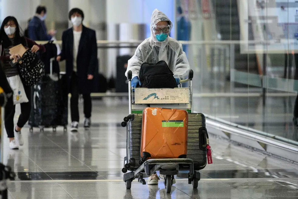Mange flyktet fra Kina og Hongkong til andre land da koronavirusutbruddet rammet hardt i januar. Nå er de på vei tilbake. De bringer med seg smitte.