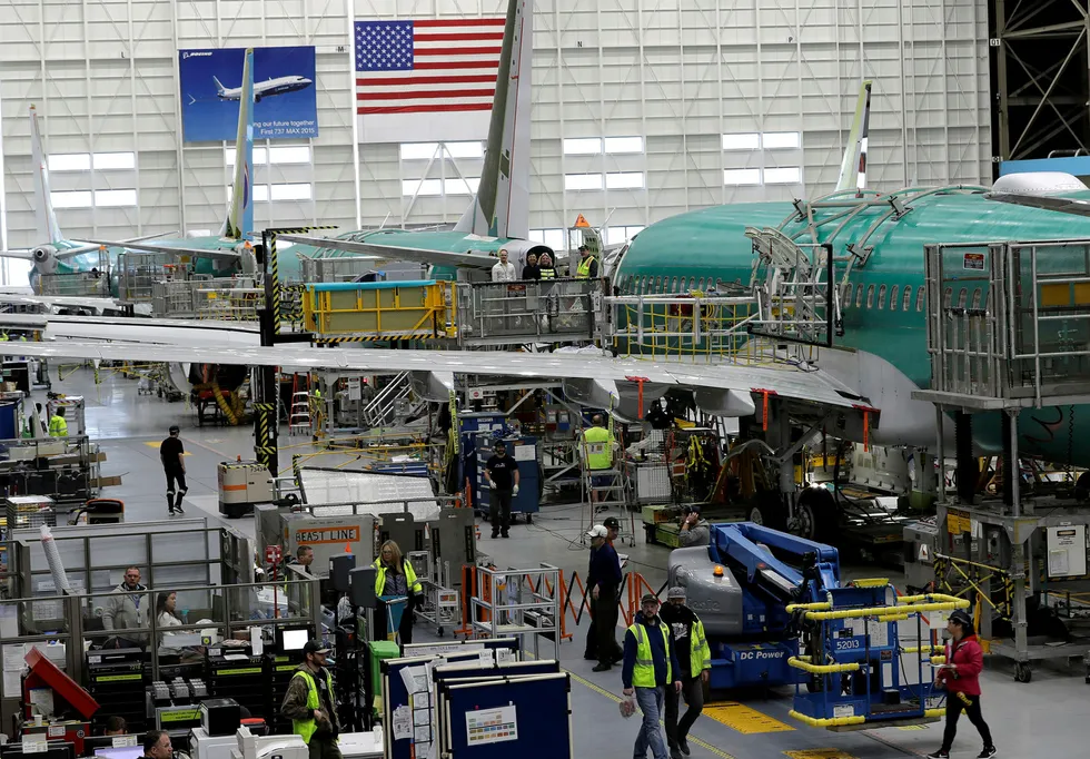 Flyprodusenten Boeing har funnet en mulig feil på MAX 737-flyene.