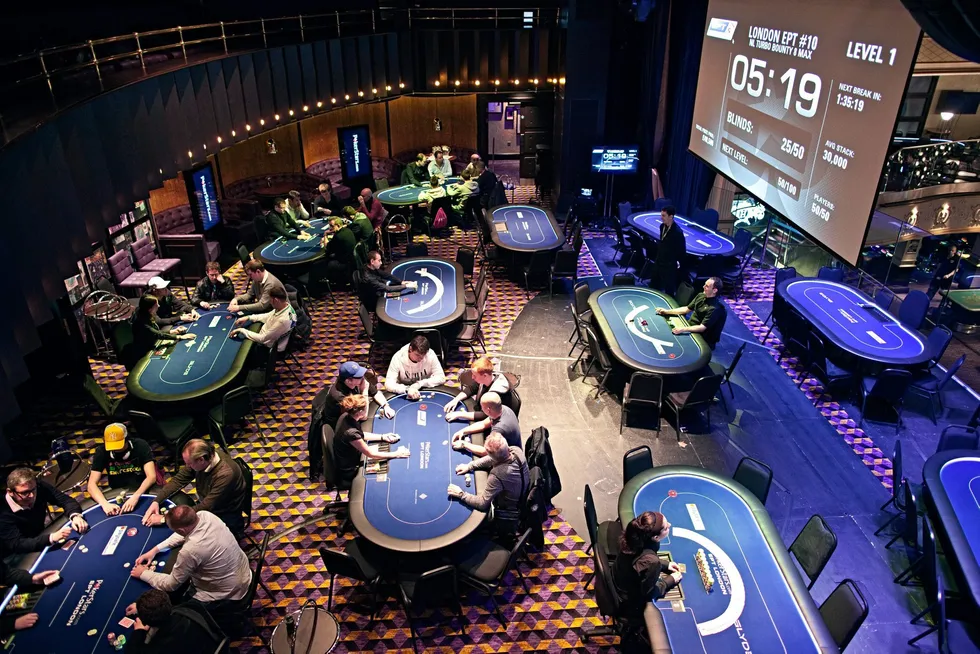 Skattedirektoratet ser nå det urimelige i at spillere har måttet skatte av gevinster uten å få fradrag når innsatsen har endt med tap. Bildet viser en pokerturnering hos Pokerstars i London, verdens største online pokersted. Foto: Jeff Gilbert