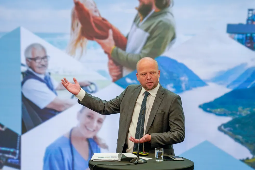 Finansminister Trygve Slagsvold Vedum (Sp) presenterte Perspektivmeldingen 2024 fredag 9. august. Hans budskap er at vi må jobbe smartere i fremtiden.