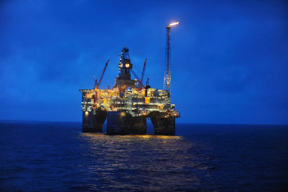 Gassflammene over plattformene i Nordsjøen har vært mer lønnsomme enn på lenge og har gitt oljeaksjene en opptur.