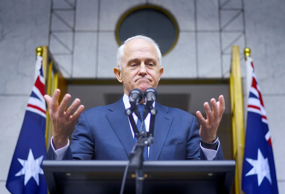 Australias statsminister Malcolm Turnbull overlevde et forsøk på å bli kastet, men allerede på fredag kan høyrefløyen i partiet få viljen sin. – Australiere kan med rette føle seg forferdet over hva de har vært vitne til denne uken, sa han torsdag.