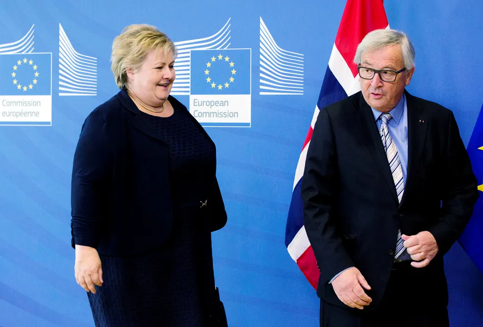 Det brede kompromisset i norsk europapolitikk har lenge vært sikret av Høyre og Arbeiderpartiet, med støtte av blant annet KrF. Her er statsminister Erna Solberg sammen med Europakommisjonens president Jean-Claude Juncker. Foto: Virginia Mayo/AP/NTB Scanpix