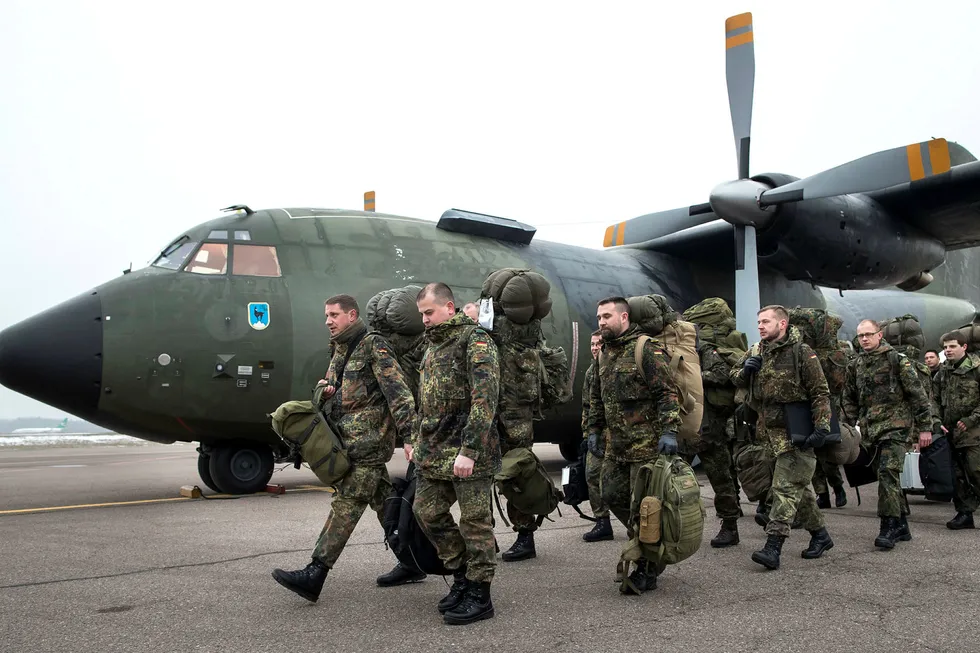 Tyske tropper og tanks er utplassert i Litauen som en del av Natos plan om å øke tilstedeværelsen i alliansens østligste land for å demme for russisk aggresjon. Foto: Mindaugas Kulbis/AP/NTB Scanpix