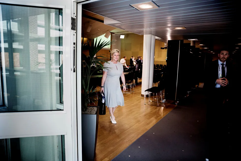 Finansminister Siv Jensen forlot plenumssalen i regjeringskvartalet etter at hun hadde lagt frem revidert nasjonalbudsjett. Det var den siste pressekonferansen i salen, som ble bygget i 1988, før den rives. Foto: Per Thrana