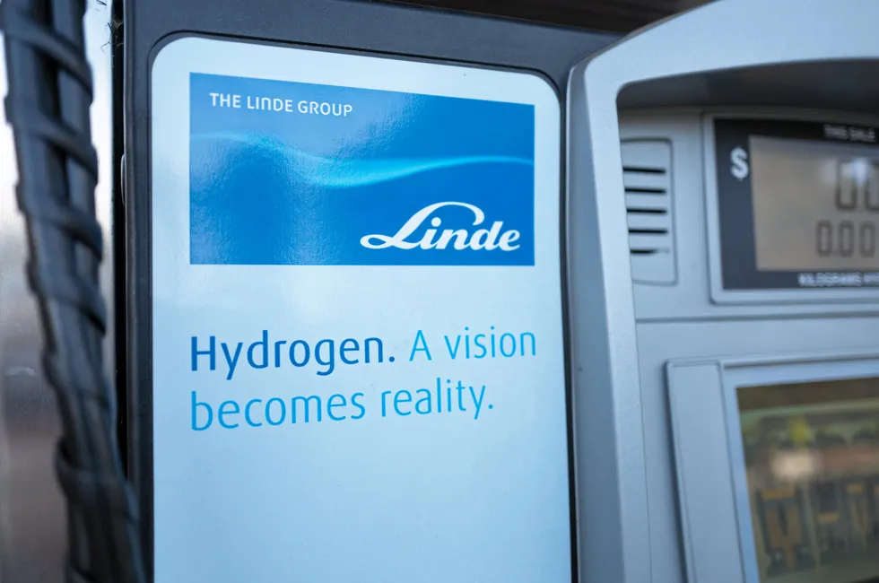 A sign on an hydrogen filling pump in California that uses H2 supplied by Linde.