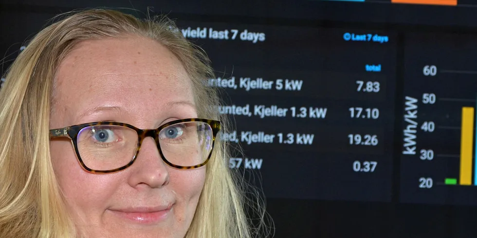OVERVÅKER: Via en skjerm i IFEs lokaler kan Josefine Selj og hennes forskerkolleger følge med på driften av norske solparker.