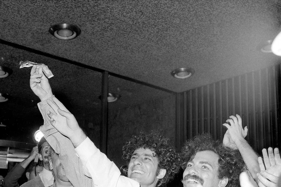 Abbie Hoffman (til venstre) og Jerry Rubin ledet an da noen besøkende på publikumsgalleriet ved New York Stock Exchange for ganske nøyaktig 50 år siden aksjonerte ved å drysse dollarsedler utover børsgulvet. Foto: AP/NTB Scanpix