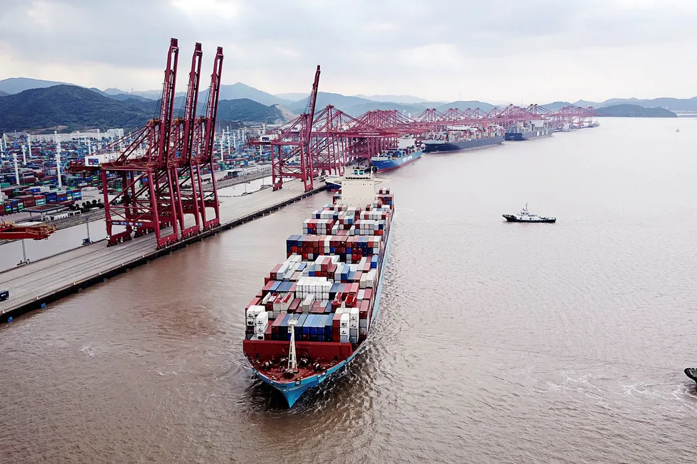 Et containerskip er på vei ut fra havnen i Ningbo-Zhoushan. Nye tall fra Kina viser at eksportveksten i november var den laveste på åtte måneder.