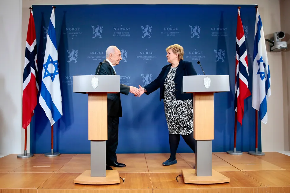 Statsminister Erna Solberg forteller at hun takket Peres for hjelpen da han kom på statsbesøk i mai 2014.