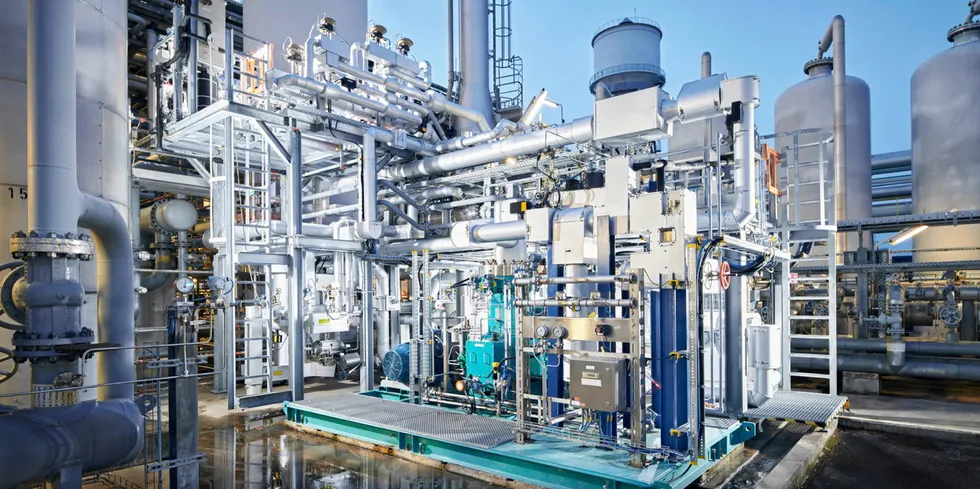 . Linde's HISELECT demonstration plant in Dormagen, Germany, which can extract hydrogen from natural gas/H2 blends.