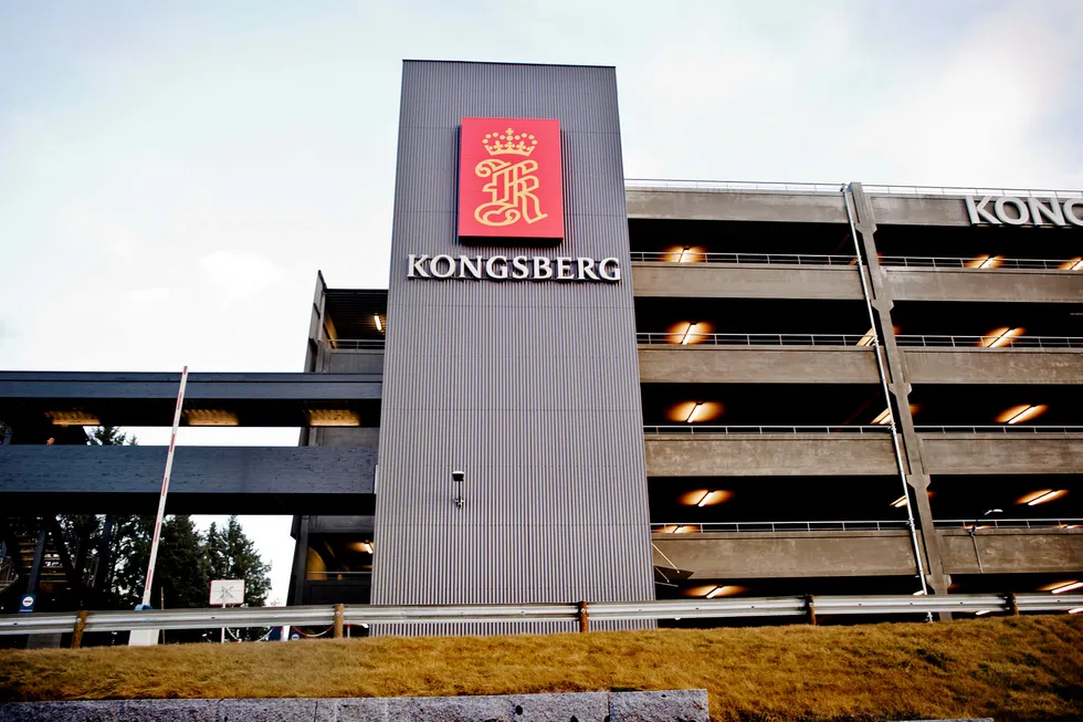 Aksjonærene i Kongsberggruppen har måttet se kursen falle med rundt 30 prosent siden årstoppen i starten av mai. Innsiderne ser imidlertid ikke ut til å la seg skremme.