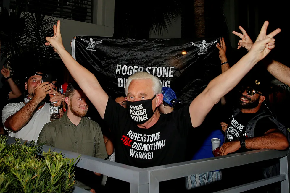Roger Stone, tidligere rådgiver for Donald Trump, feirer at han ikke må sone en fengselsdom på tre år og fire måneder, utenfor sitt hjem i Florida. Stone er ikke benådet, og dommen han har fått står derfor fremdeles.