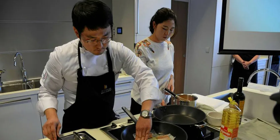 VIKTIG: Mesterkokk Tea Hwan Ryu fra Seoul i Sør-Korea tilbereder makrell med asiatisk inspirasjon på Klippfiskakademiet i Ålesund. Sør-Korea vil fremover bli et svært viktig marked for norsk pelagisk fisk, men Sjømatrådet er bekymret for eksportutviklingen.Foto: Einar Lindbæk