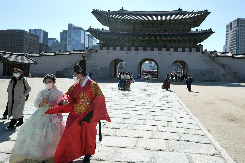 Over 600 personer er smittet av koronaviruset i Sør-Korea – mer enn en 20-dobling på under en uke. Dødsfallene øker og frykten øker for en fortsatt spredning. – De neste dagene vil bli avgjørende, sier president Moon Jae-in.