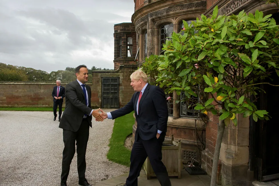 Ireland statsminister Leo Varadkar (til venstre) og britenes Boris Johnson fant tonen under møtet i Thornton Manor i britiske Cheshire.