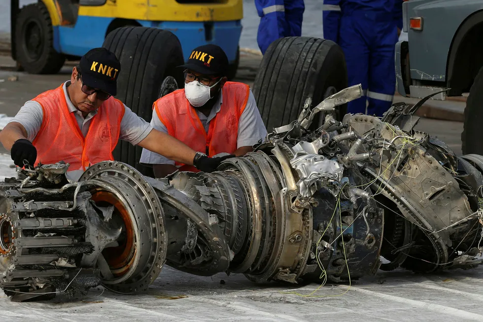 Eksperter undersøker en motor fra Lion Air-flyet som styrtet like etter avgang fra Jakarta i oktober i fjor. Den samme flytypen, Boeing 737 MAX 8, var involvert i nok en ulykke i mars i år, og mye peker mot at samme systemfeil bidro til begge ulykkene. Arkivfoto: AP / Achmad Ibrahim / NTB scanpix