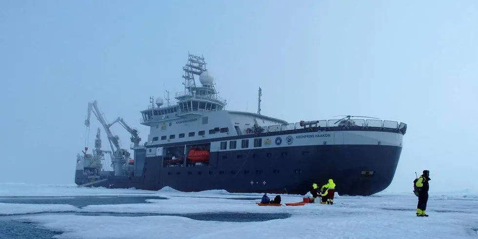 I ISEN: Her er «Kronprins Haakon» på tokt i Polhavet. Snart setter det kursen mot Antarktis.Foto: Ulrike Dietrich, UiT