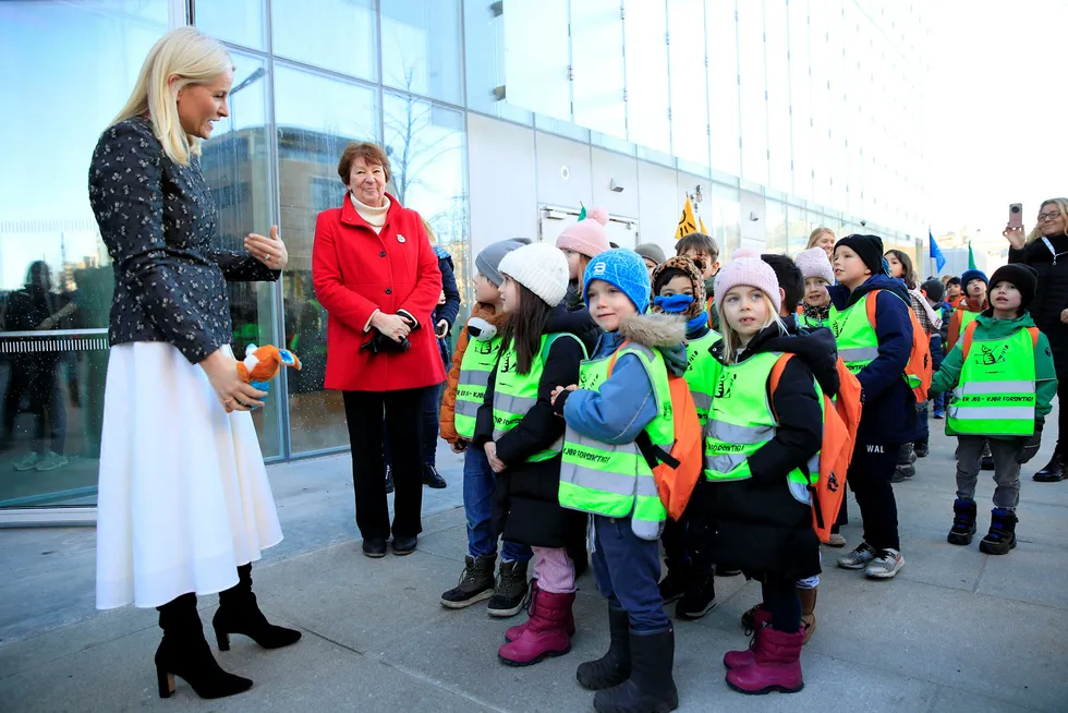 1000 barn bærer bøker til det nye biblioteket i Bjørvika.