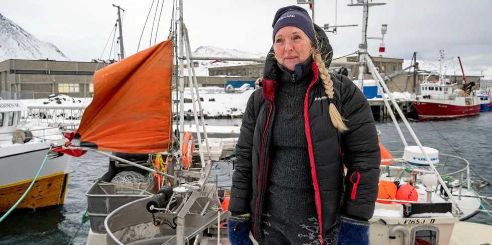 Fra sjarken «Smul» ror Lotta Norman fiske fra Hasvik på Sørøya i Finnmark.