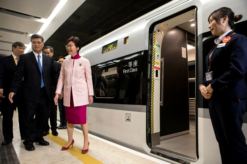 – Dette er et historisk øyeblikk for Hongkong, sa Carrie Lam, byens øverste politiske leder, da hun åpnet en ny jernbaneterminal. Denne knytter Hongkong til det kinesiske fastlandet. Store kinesiske infrastrukturinvesteringer i Hongkong er svært omstridte.