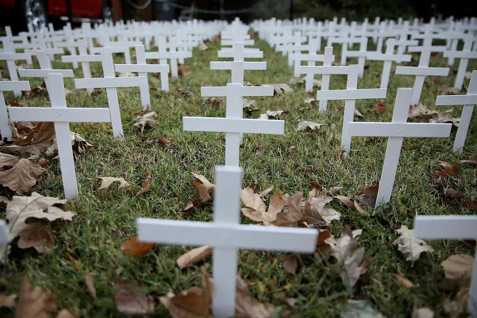Hvite kors satt opp i Tulsa i Oklahoma til minne om dem som har dødd av covid-19 i den amerikanske delstaten.