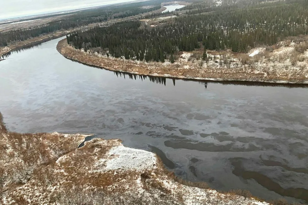 Emergency: oil patches seen on the surface of the Kolva river in the Nenets region in Russia
