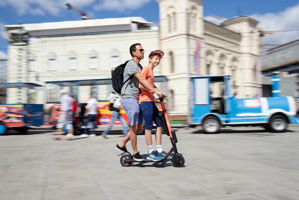 Elsparkesykkelbølgen har skyllet inn over hovedstaden denne våren og sommeren. Philippe Guy (50) og sønnen Julian (14) bruker elsparkesykkel som fremkomstmiddel når de er på ferie i Oslo. – I Genève er det ingenting sånt, sier de.