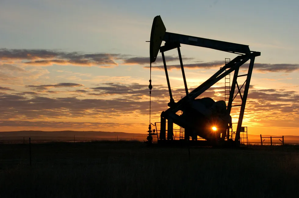 En oljepumpe her avbildet i det gigantiske Bakken-oljefeltet i USA.