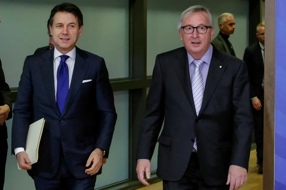 Italias statsminister Giuseppe Conte (til venstre) la onsdag frem et nytt budsjettforslag for EU og Europakommisjonens president Jean Claude Juncker.