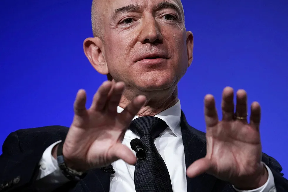 Multimilliardæren Jeff Bezos, som er toppsjefen og hovedeier i Amazon, har måttet handle for å hindre dem som vil tjene raske penger på koronakrisen.