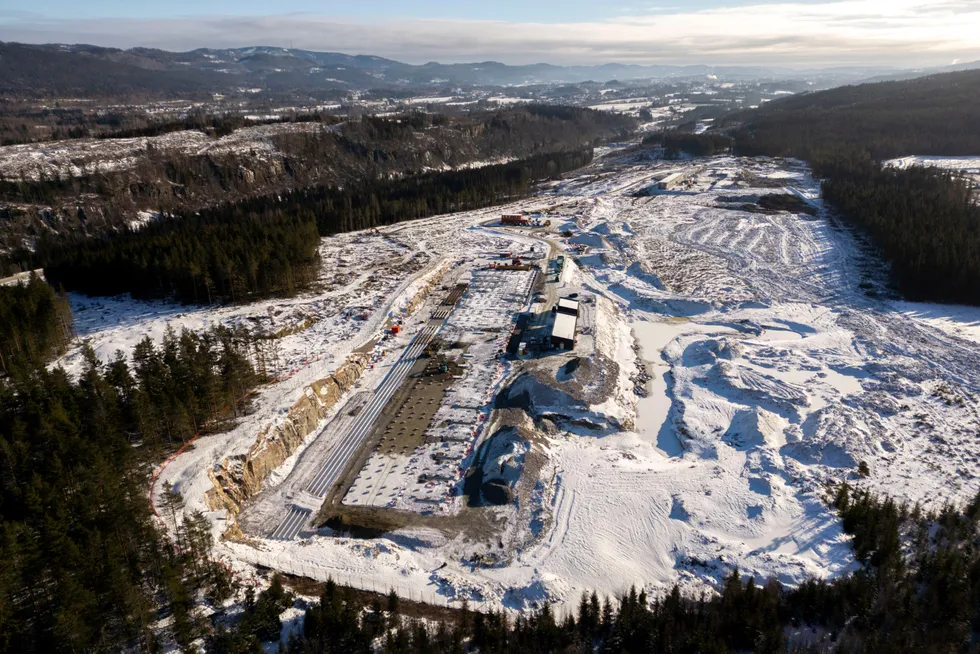 Daglig leser vi om nye datasentre som har sikret seg store jafs av Statnetts ledige nettkapasitet. Her Googles nye datasenter som bygges på Gromstul utenfor Skien i Telemark.