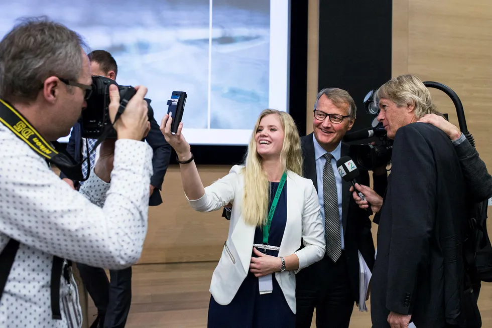 DNB-sjef Rune Bjerke smiler til selfie-fotograf Celine Zapffe (22), som var leder for en dag. Bildet ble tatt høsten 2016 i forbindelse med Ungt Entrepenørskap. Foto: Javier Auris
