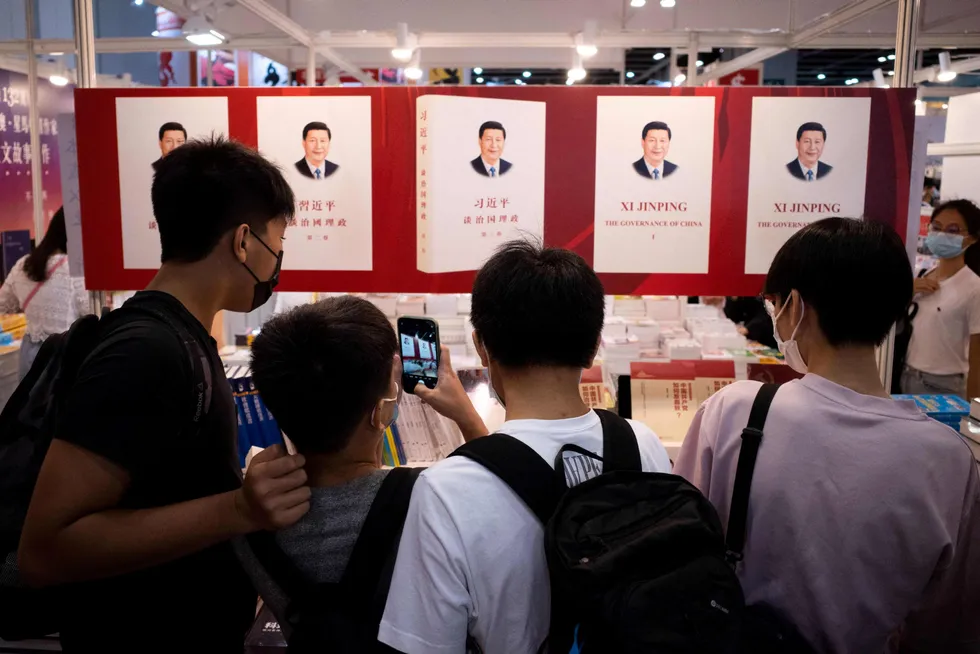 Investorer og analytikere anbefales å finlese tidligere taler fra Kinas president Xi Jinping. Her fra en bokmesse i Hongkong nylig.