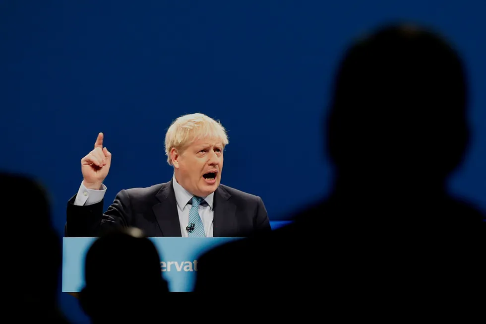 Statsminister Boris Johnson på talerstolen i Manchester onsdag.