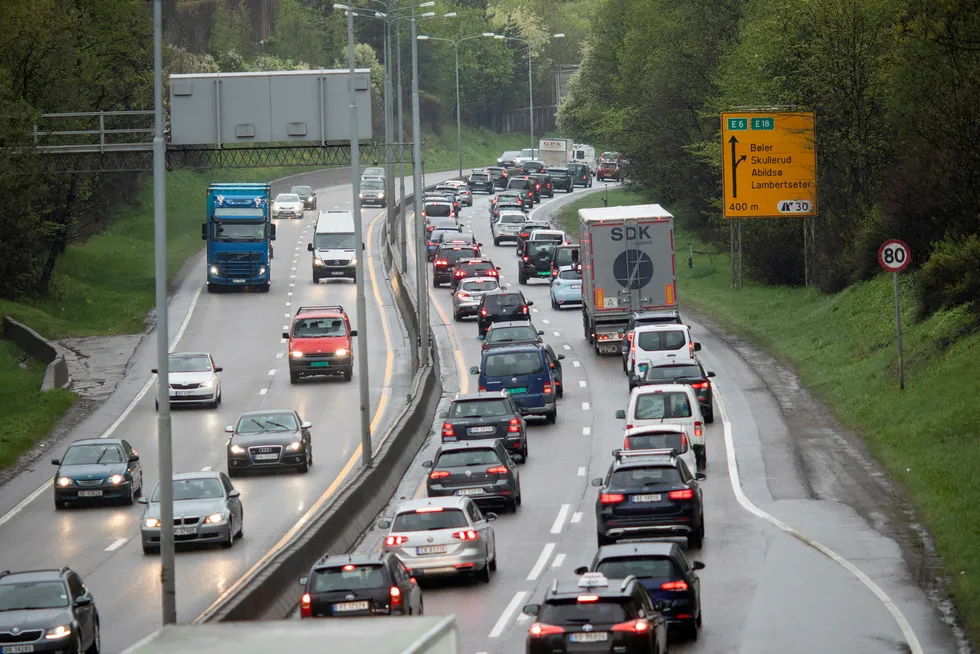 En gjennomsnittlig ny bensin- eller dieselbil i dag betaler rundt 80.000 kroner i engangsavgift. Regjeringen har derfor sagt klokelig nei til å bruke de nye måletallene som grunnlag for de samme avgiftene, skriver artikkelforfatteren.