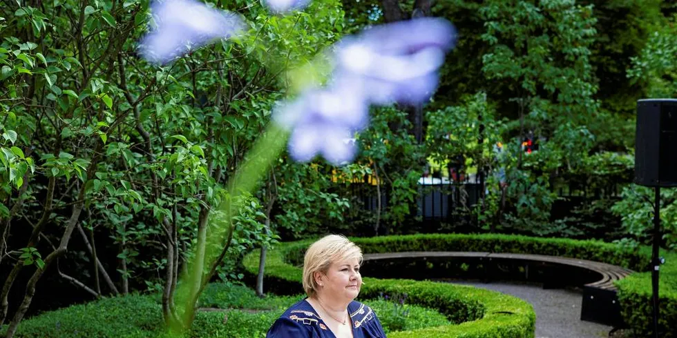 Juni: En ferieklar Erna Solberg holder sin halvårlige pressekonferanse i regjeringen sitt representasjonsanlegg i slutten av juni.Arkivfoto: Sebastian S. Bjerkvik