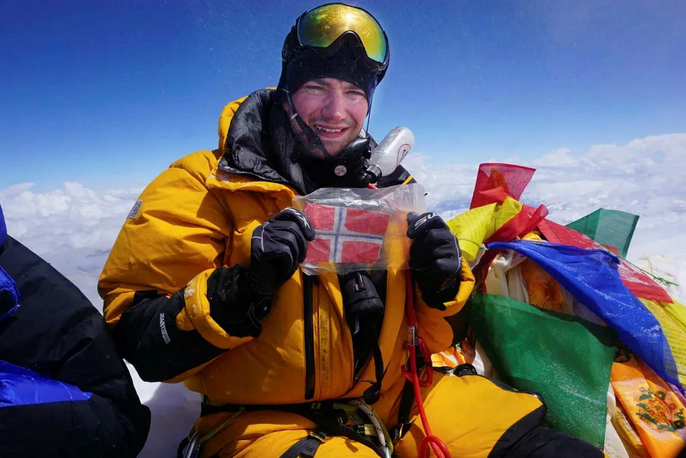 Torkjel Hurtig ble yngste nordmann som nådde Mount Everest denne uken. Her er han på toppen. Foto: Privat