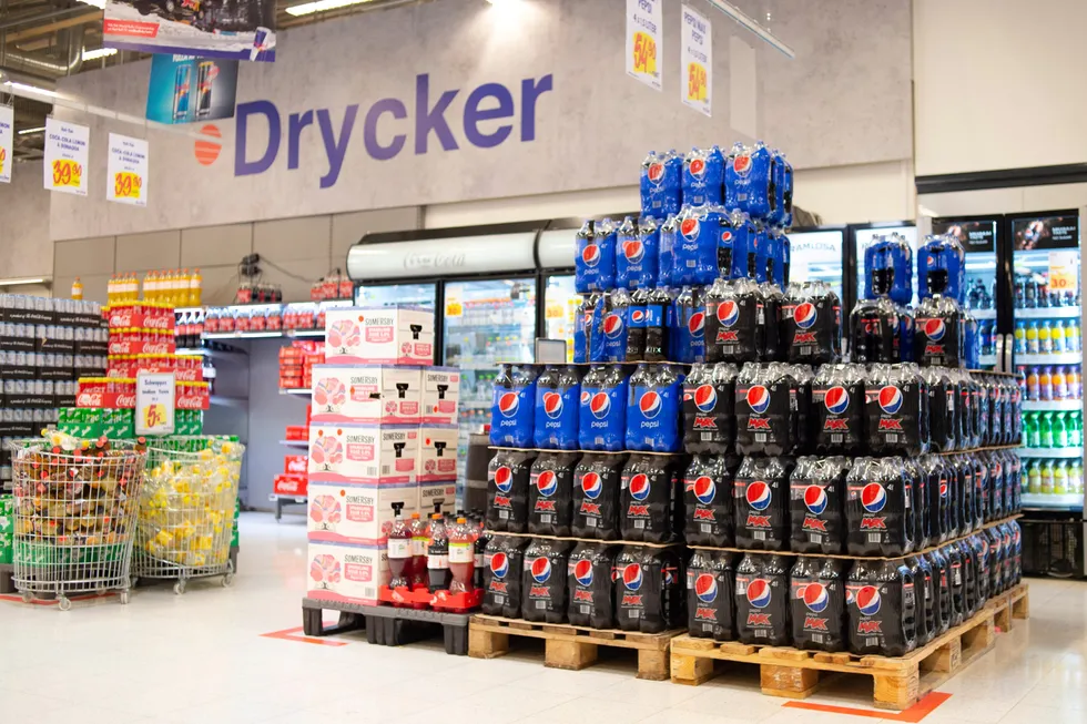 Prisene fortsetter å stige i Sverige, men inflasjonen er lavere enn ventet. Her er paller med Pepsi Max på Charlottenbergs shoppingcenter i Sverige.